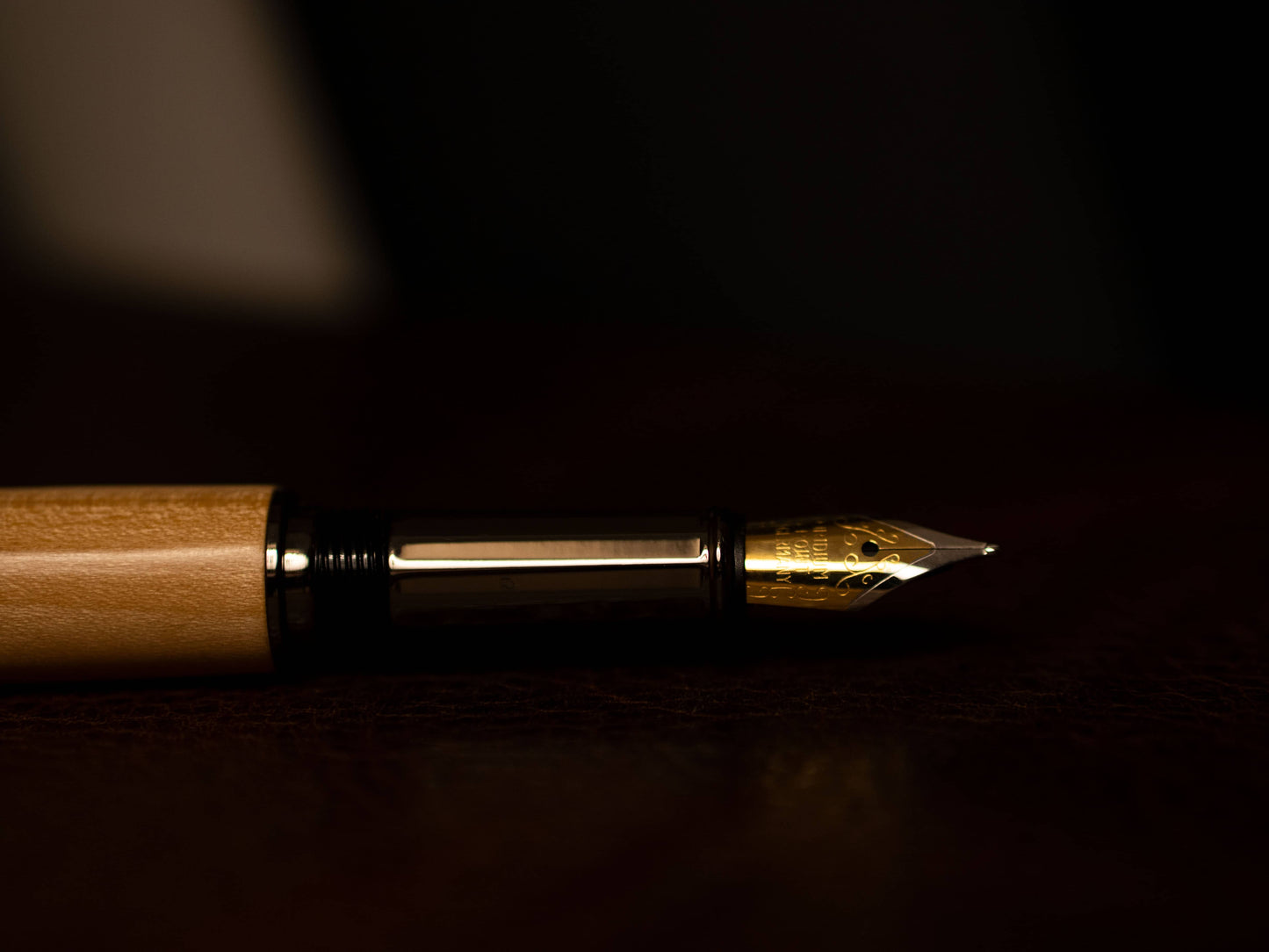 Avi Füllfederhalter Kirschholz Detailaufnahme Federspitze