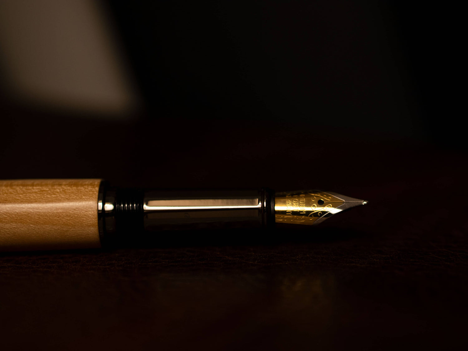 Avi Füllfederhalter Kirschholz Detailaufnahme Federspitze