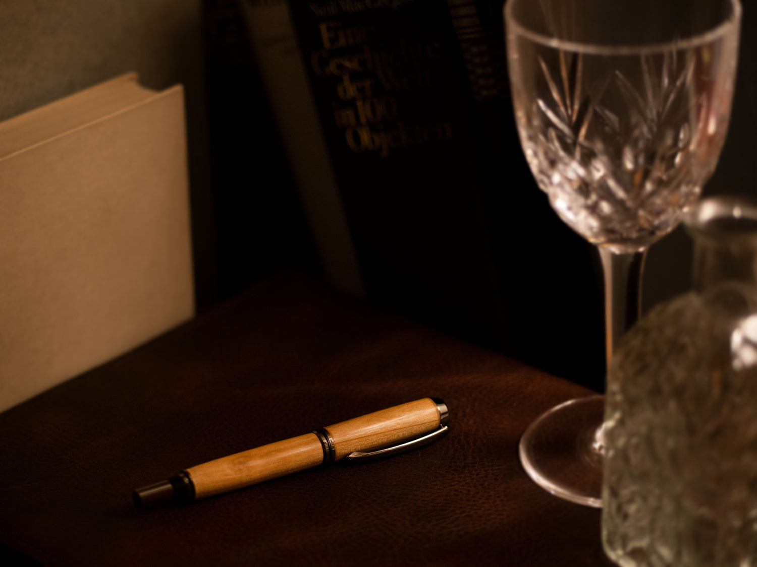 Avi Tintenroller aus Kirschholz auf einem Tisch liegend