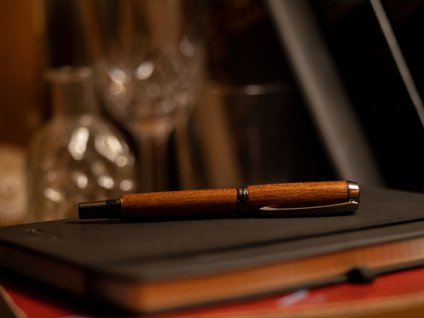 Era Füllfederhalter Mahagoni, geschlossene Kappe, auf Büchern liegend