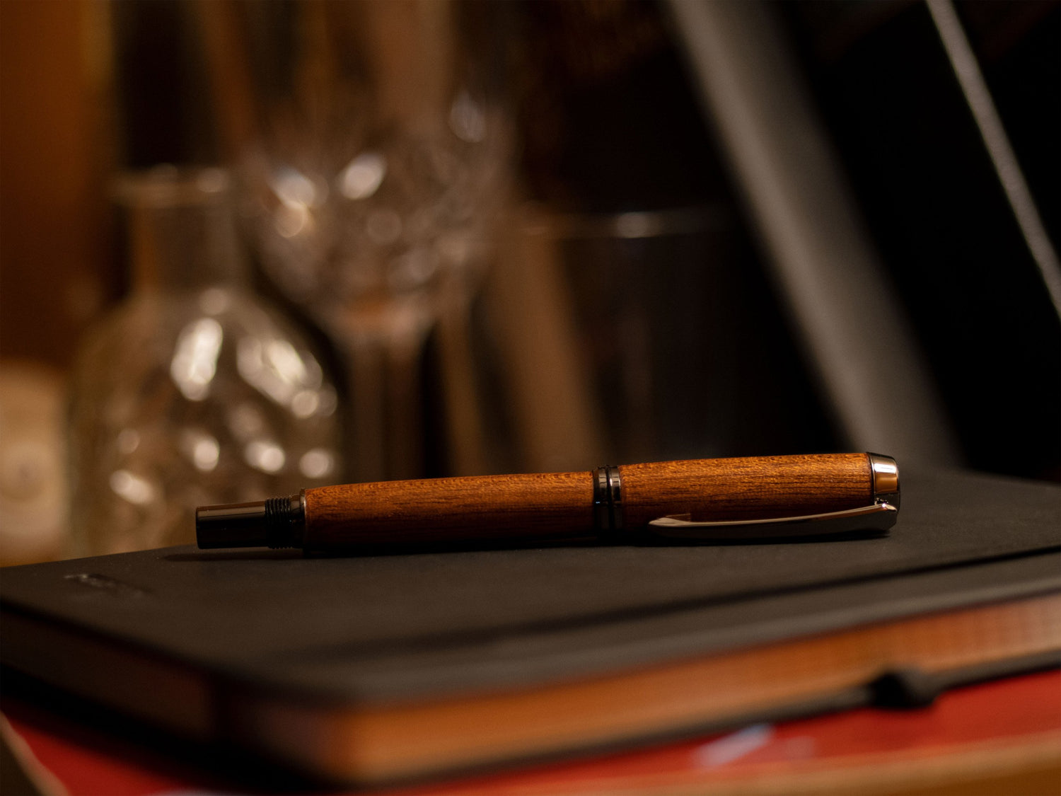 Era Füllfederhalter Mahagoni, geschlossene Kappe, auf Büchern liegend