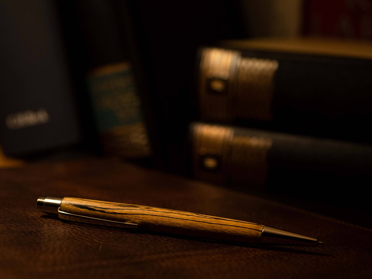 Ink Kugelschreiber Stockbuche Detailaufnahme liegend auf Schreibtisch