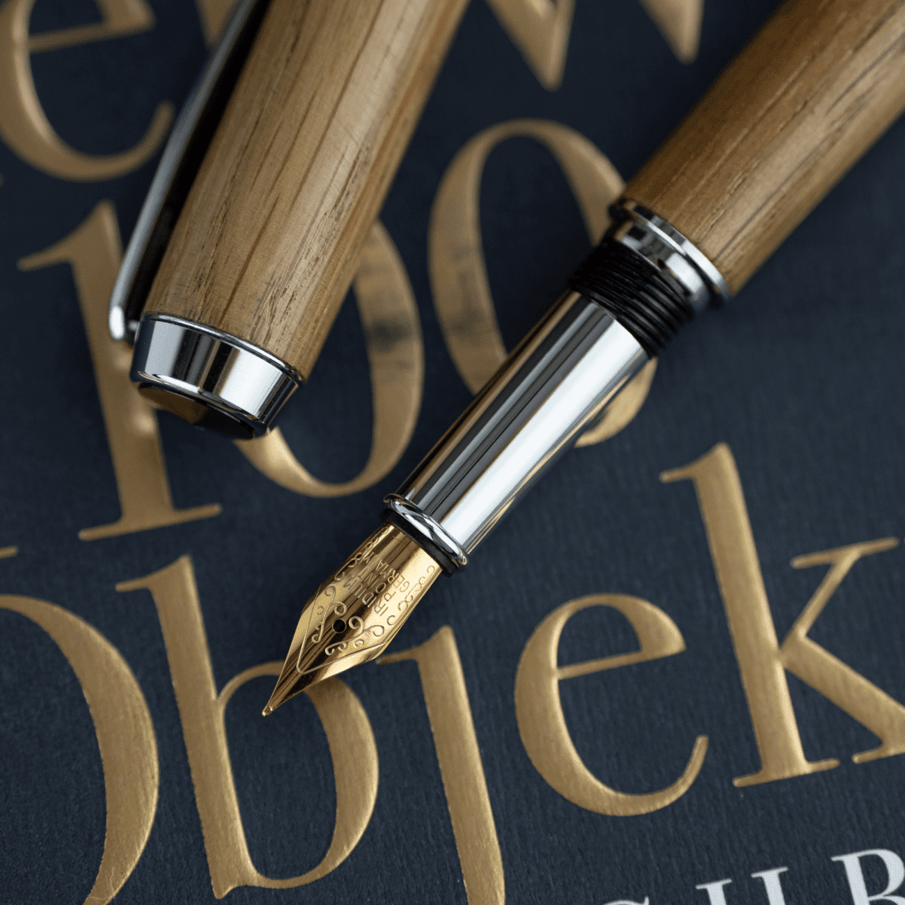 Oak Füllfederhalter Eiche Detailaufnahme Federspitze, liegend