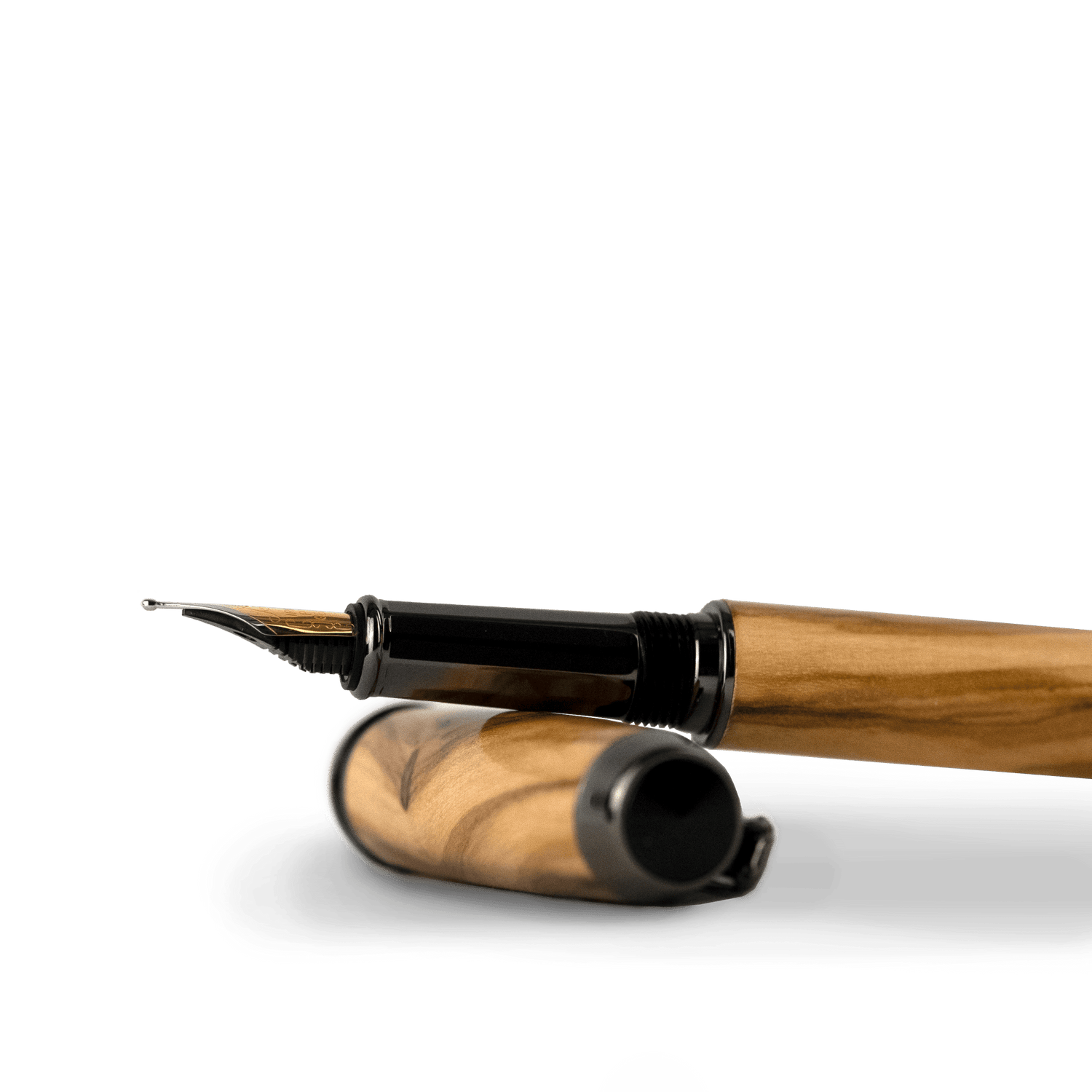 Olia Füllfederhalter Olivenholz Detailaufnahme liegend, offene Verschlusskappe