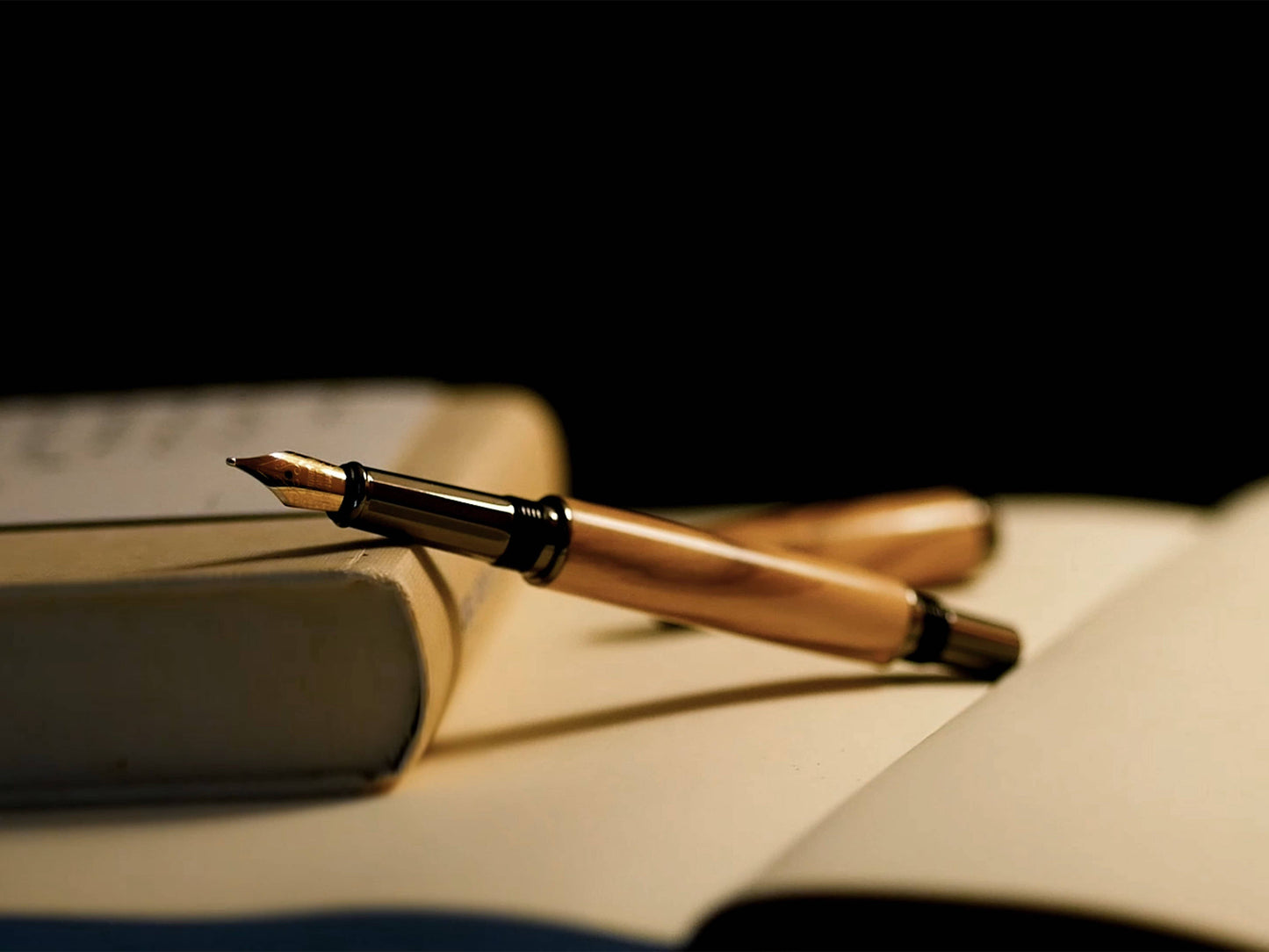 Olia Füllfederhalter Olivenholz Detailaufnahme, offene Verschlusskappe