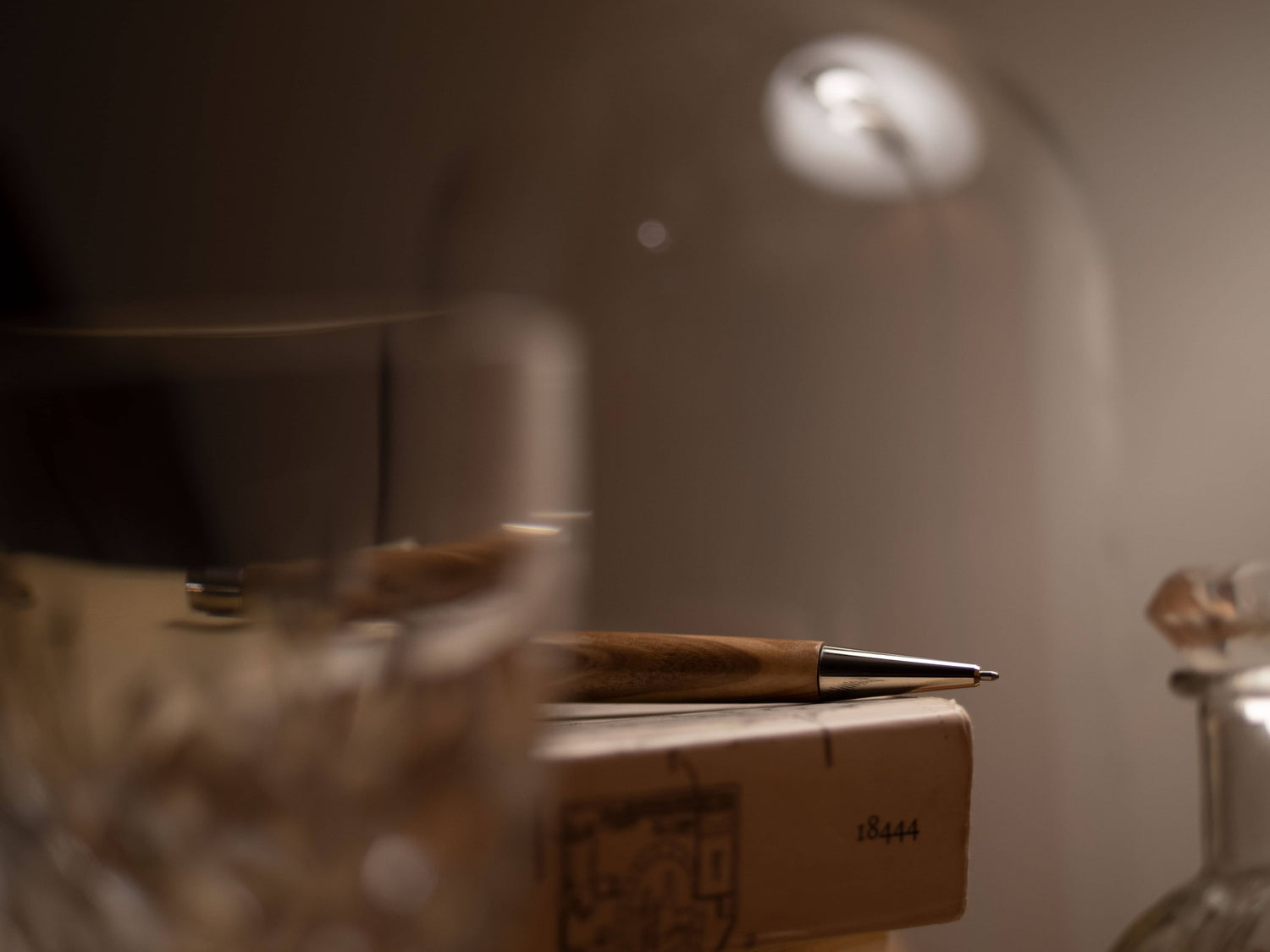 Sior Kugelschreiber Esche Stiftspitze auf Buch liegend