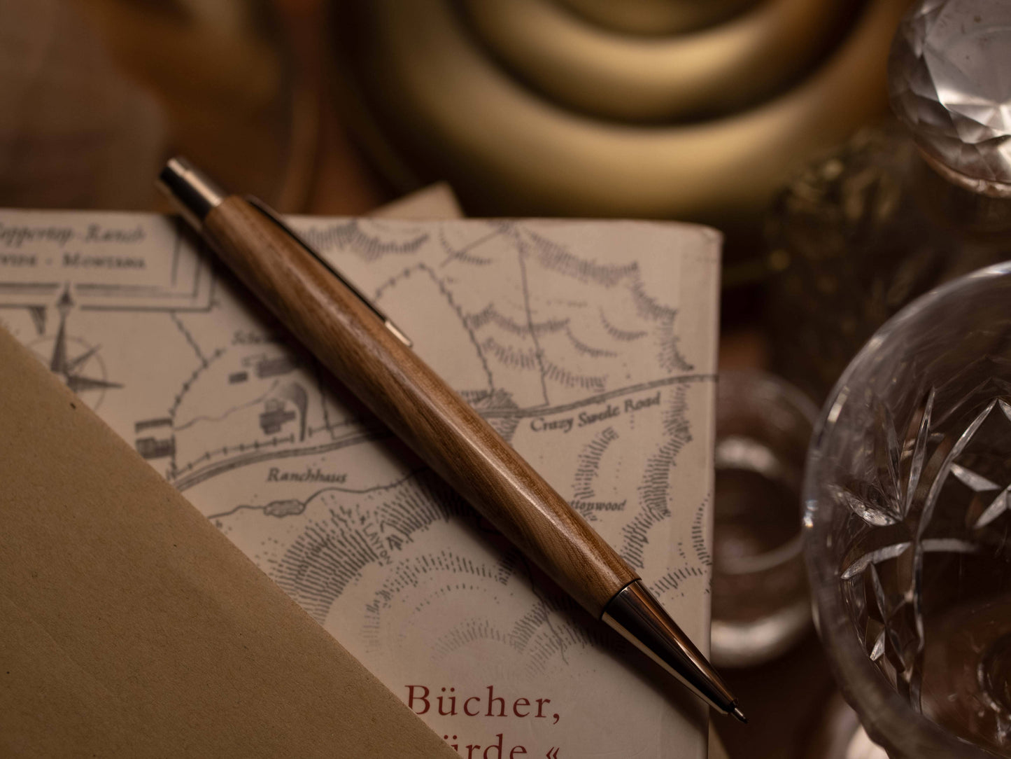 Sior Kugelschreiber Esche Detailaufnahme, liegend auf Büchern