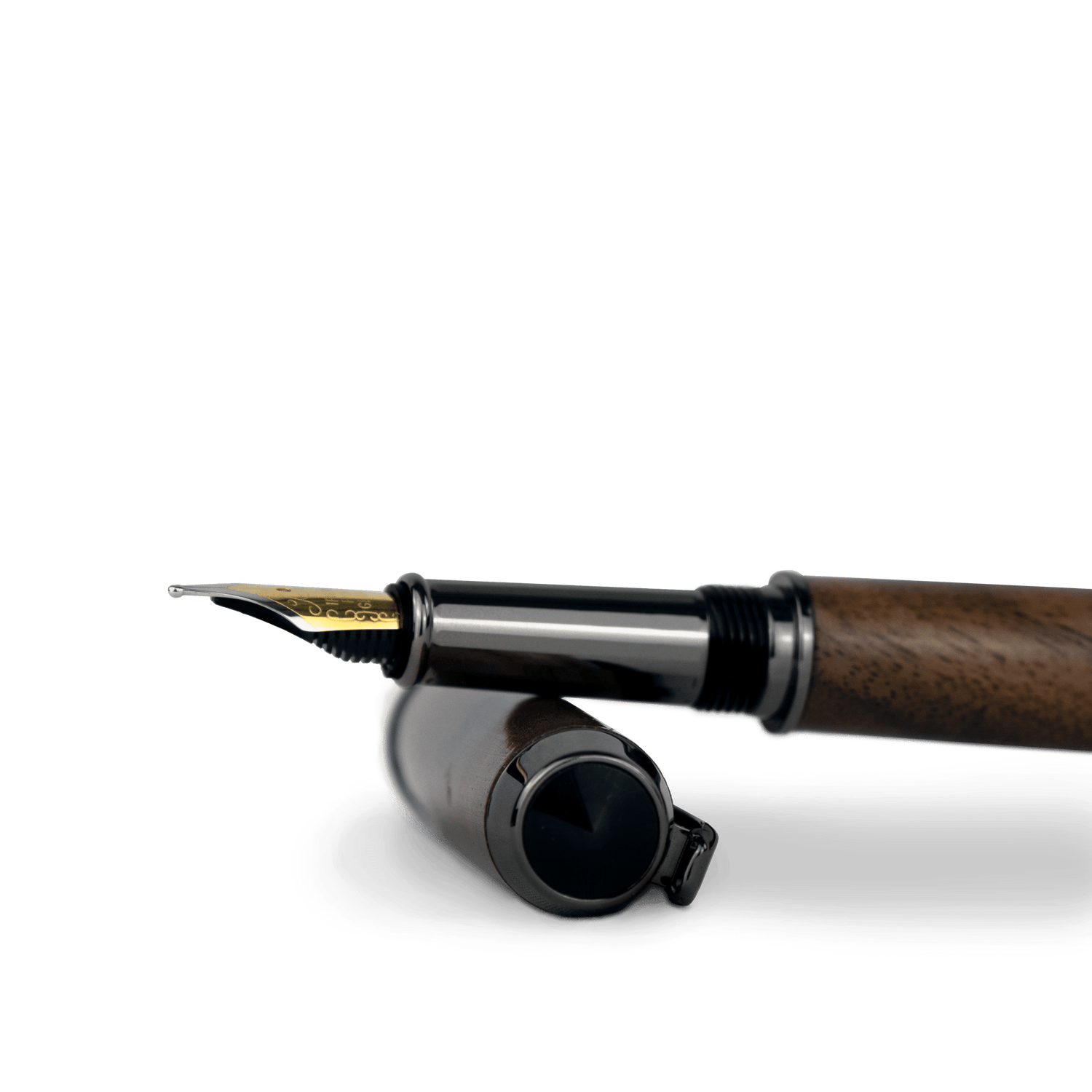 Welsh Füllfederhalter Walnussholz - liegend auf Verschlusskappe