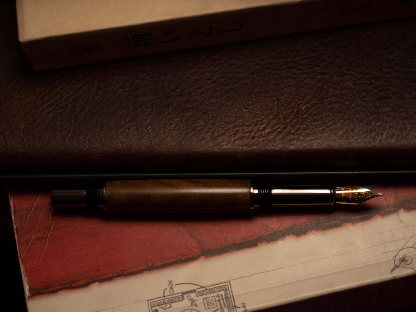 Welsh Füllfederhalter Walnussholz - ohne Verschlusskappe auf Büchern liegend