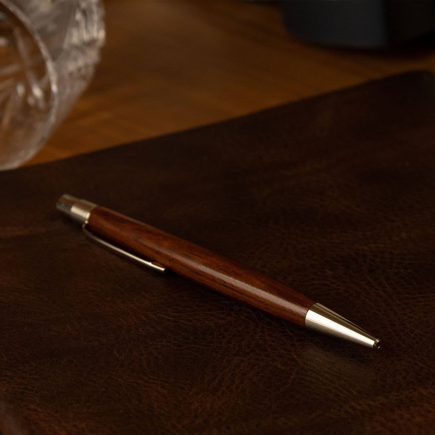 Hembo Kugelschreiber Cocobolo liegend auf Schreibtisch