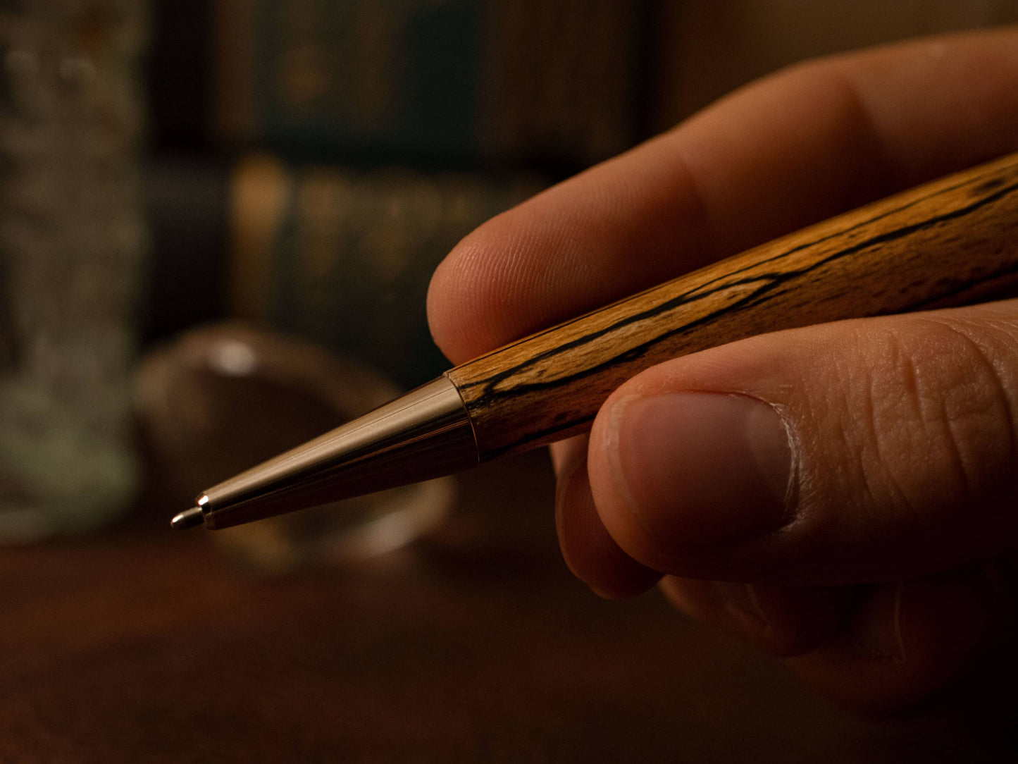 Ink Kugelschreiber Stockbuche Detailaufnahme Stiftspitze in Hand liegend