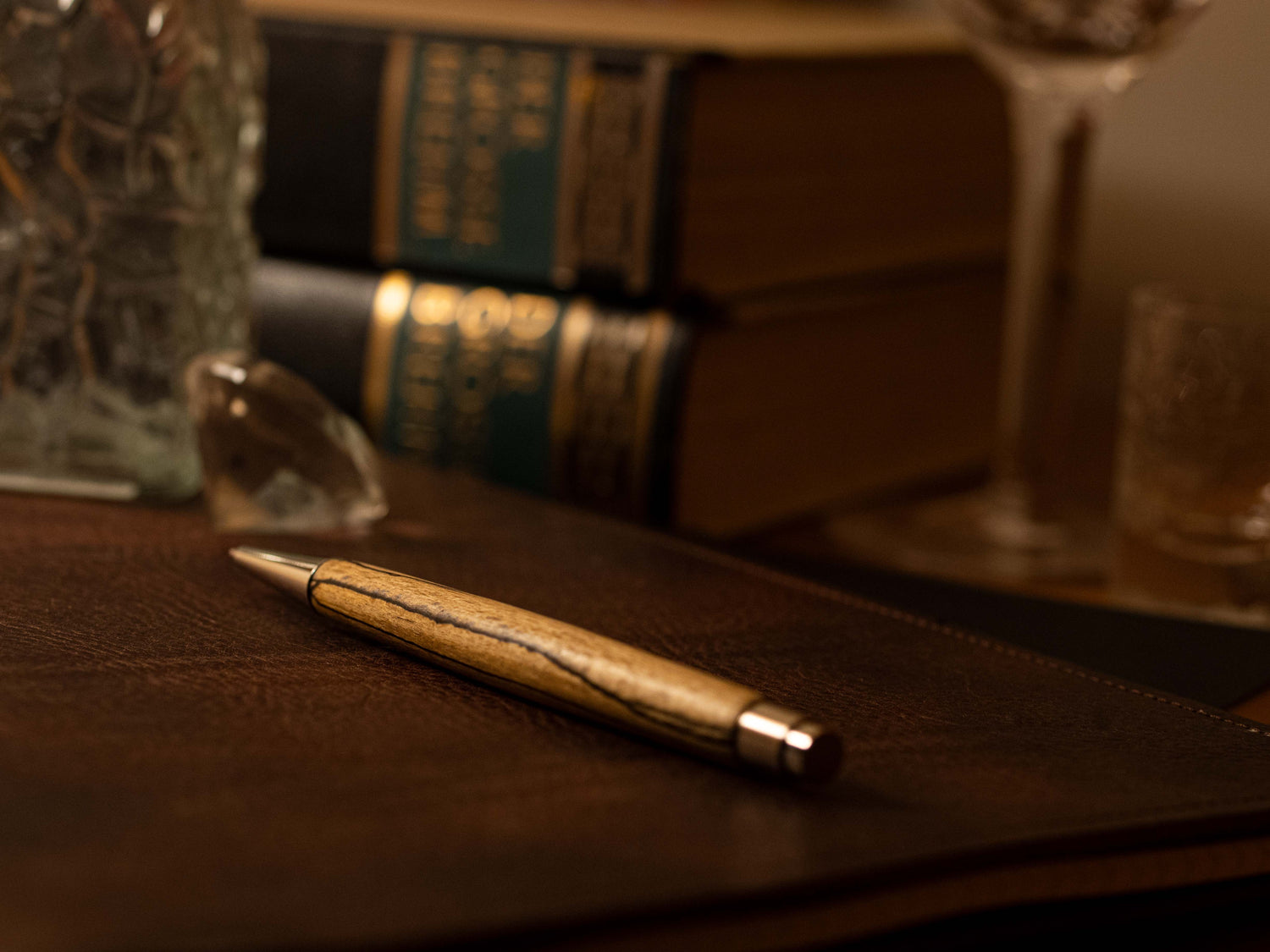 Ink Kugelschreiber Stockbuche Detailaufnahme liegend auf Schreibtisch vor Büchern