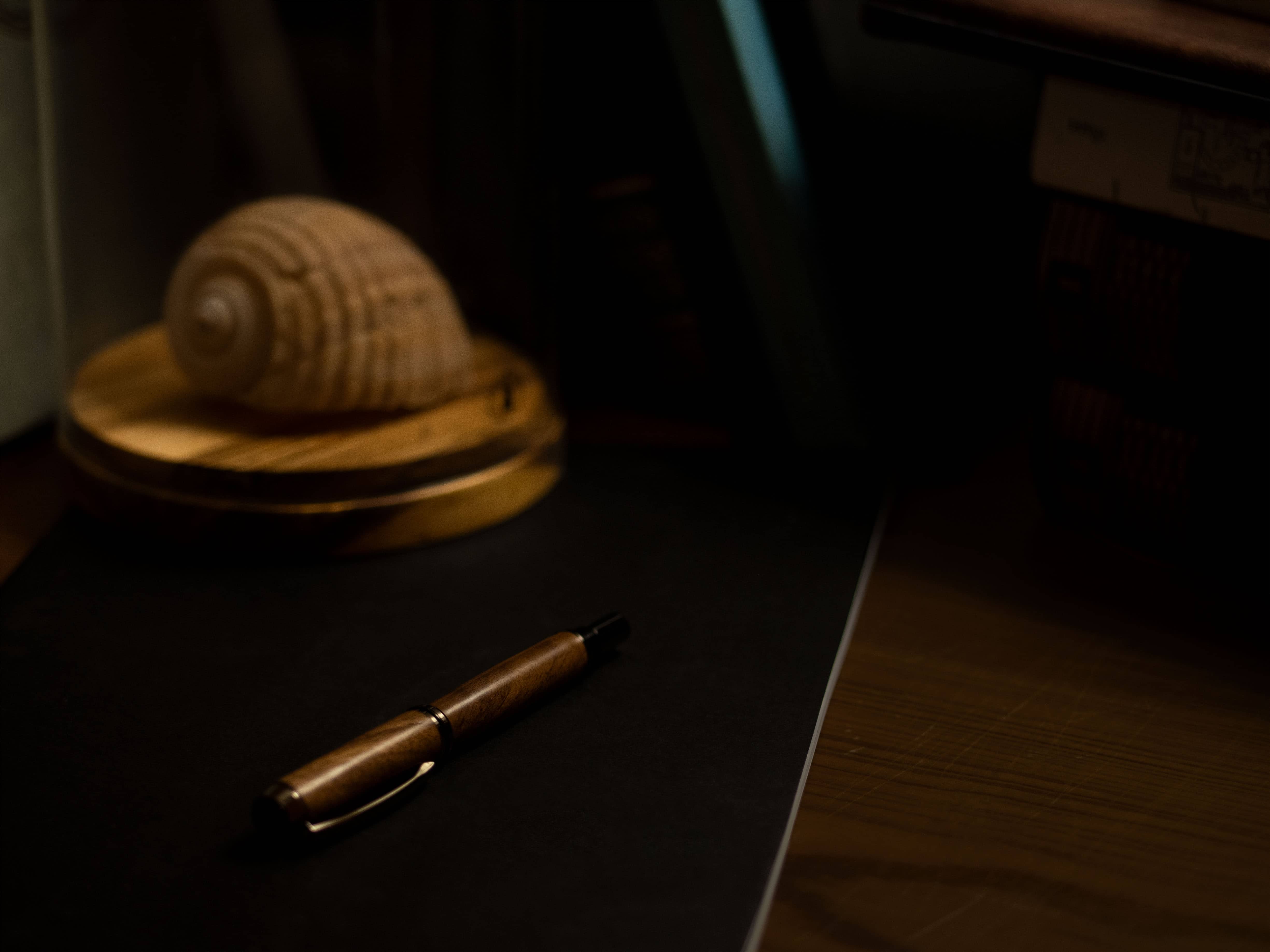 Welsh Tintenroller Walnussholz liegend auf Schreibtisch